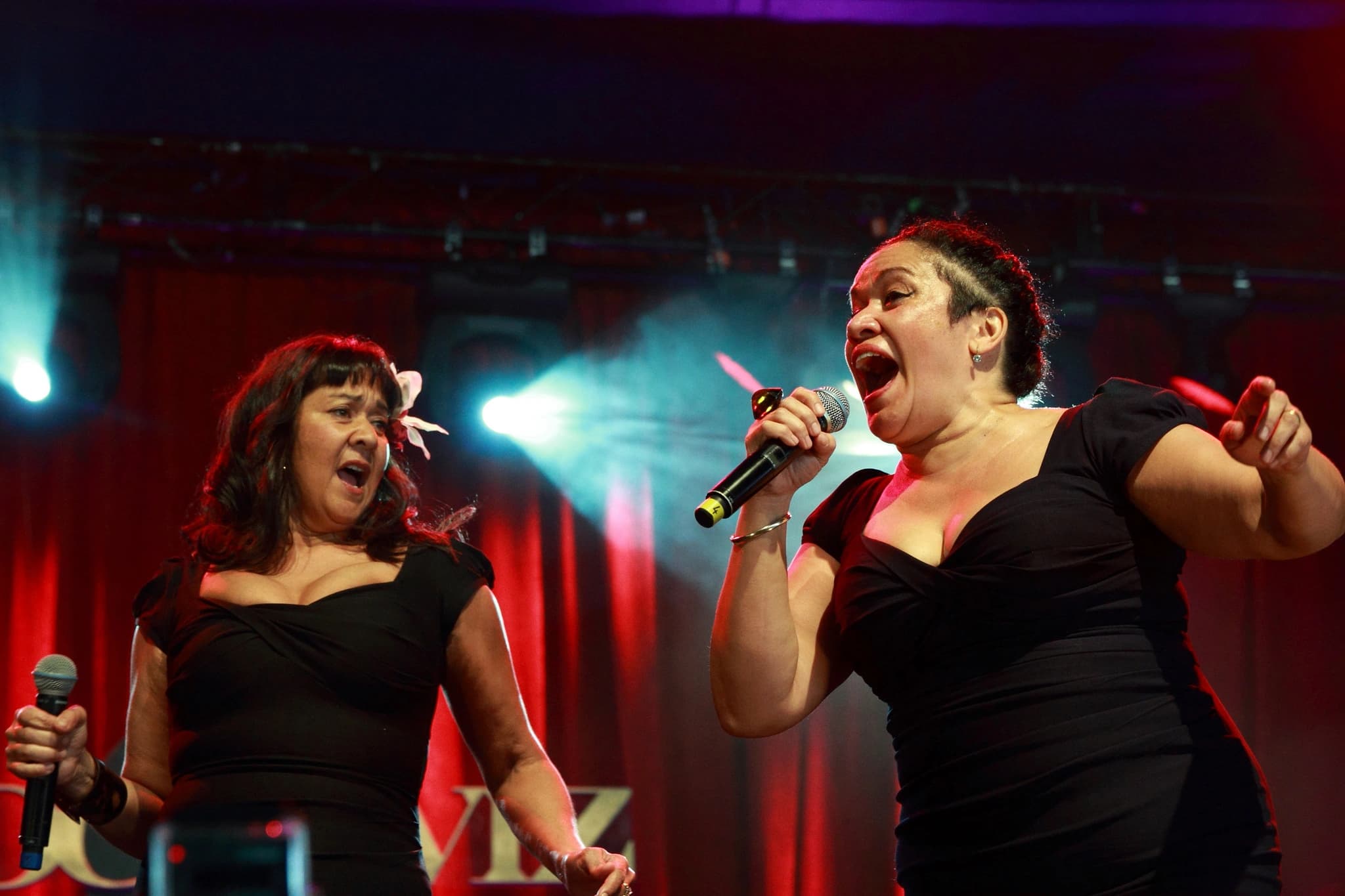 Vika & Linda Bull